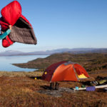 Sommercamping: Daunenschlafsack ausschütteln