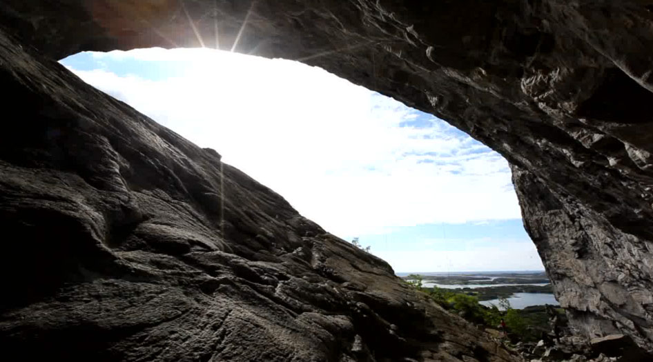 Adam Ondra punktet die Route Change 9b+ in der Flatanger Cave