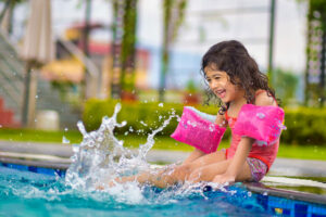 Badeschuhe helfen beim Spielen im Wasser, die empfindlichen Fusssohlen der Kinder zu schützen. Spitze Steine, Scherben oder Seeigel können den so nur noch schwer etwas anhaben.