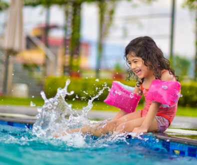 Badeschuhe helfen beim Spielen im Wasser, die empfindlichen Fusssohlen der Kinder zu schützen. Spitze Steine, Scherben oder Seeigel können den so nur noch schwer etwas anhaben.