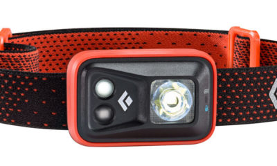 Hier sieht man die Black Diamond Spot LED-Stirnlampe mit dem großen Hauptlicht, dem kleineren Nahbereichslicht und dem kleinen Rotlicht für den Nachtmodus (Foto: Black Diamond)