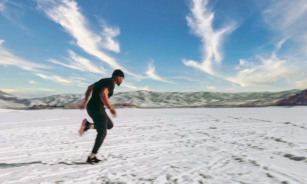 Wenn dir auch im Winter immer zu warm ist, kannst du auch einfach im T-Shirt laufen – allerdings verschätzt man sich schnell, wie kalt es wird, wenn man geschwitzt in WInd kommt (Foto: Unsplash).