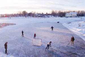 Eishockey, Eiskunstlauf, Eisschnelllauf oder einfach Schlittschuh fahren als Hobby – hier bekommen Sie Tipps zum Schlittschuhe kaufen.