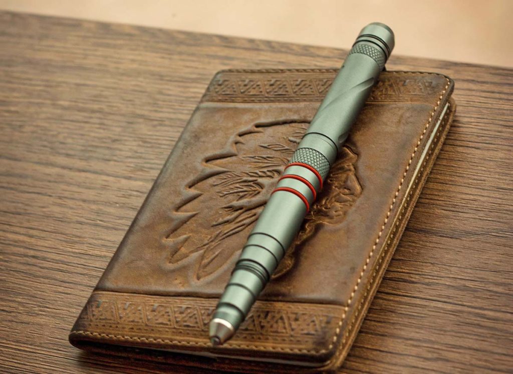 EIn Tactical Pen sieht im Grunde wie ein gewöhnlicher Kugelschreiber aus – vielleicht etwas stabiler gebaut, aber sonst nicht viel anders (Foto: Mykola Makhlai/Unsplash).