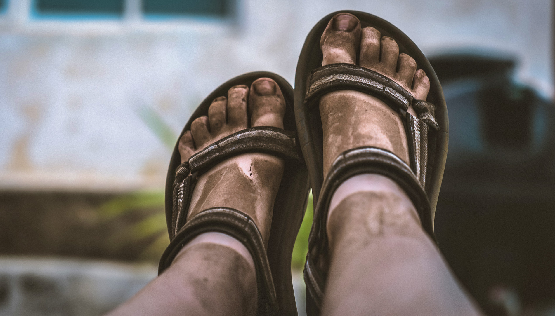 Mit Teva-Sandalen geht man durch dick und dünn – selbst, wenn es mal etwas schmutzig wird, halten die Tevas durch (Foto: Unsplash).