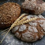 Brotbacken mit Handgetreidemühle: 4 Modelle, mit denen du ohne Strom Getreide mahlen kannst