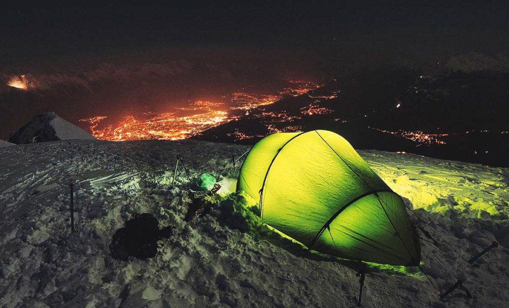 Wer im Winter sein Zelt mit einer Petroleumheizung aufwärmen möchte, der sollte sich  einen CO2-Melder ins Zelt packen (Foto: Sam Marx/Unsplash).